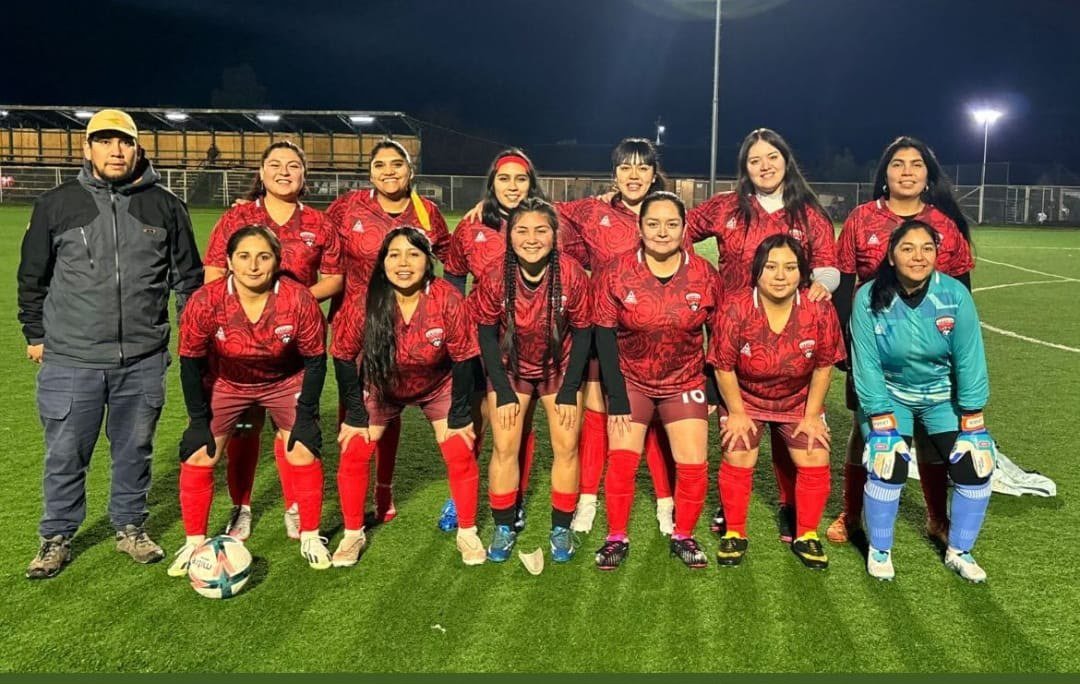 Equipo de fútbol femenino con camiseta roja