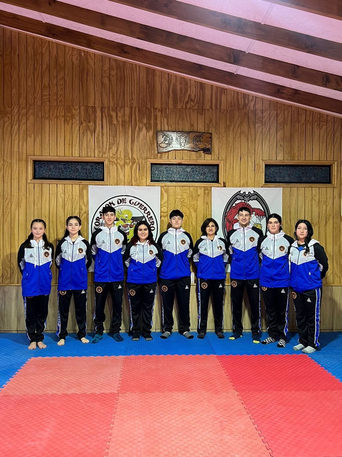 Equipo de artes marciales con conjunto azul y blanco