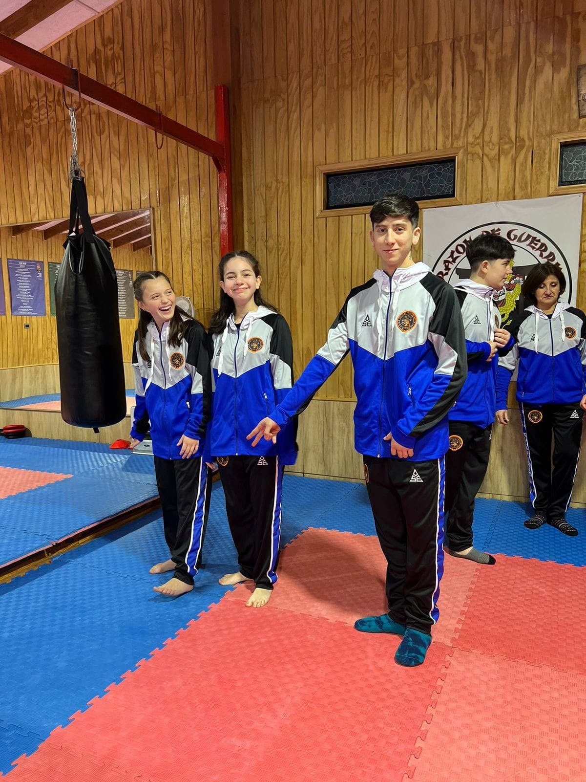 Jóvenes con buzo deportivo personalizado