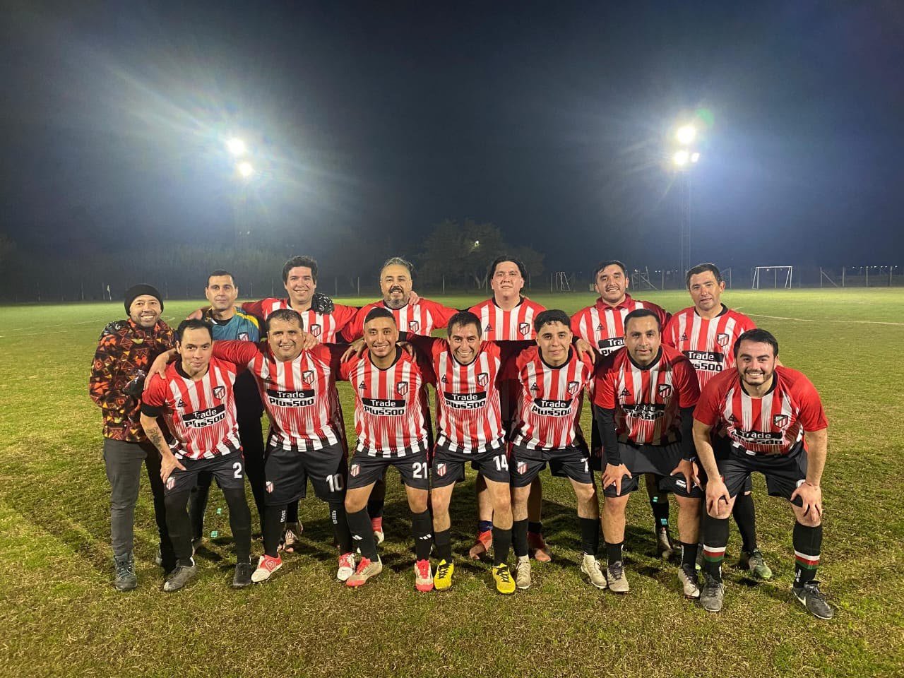 Equipo de fútbol masculino con uniforme rayado rojo y blanco