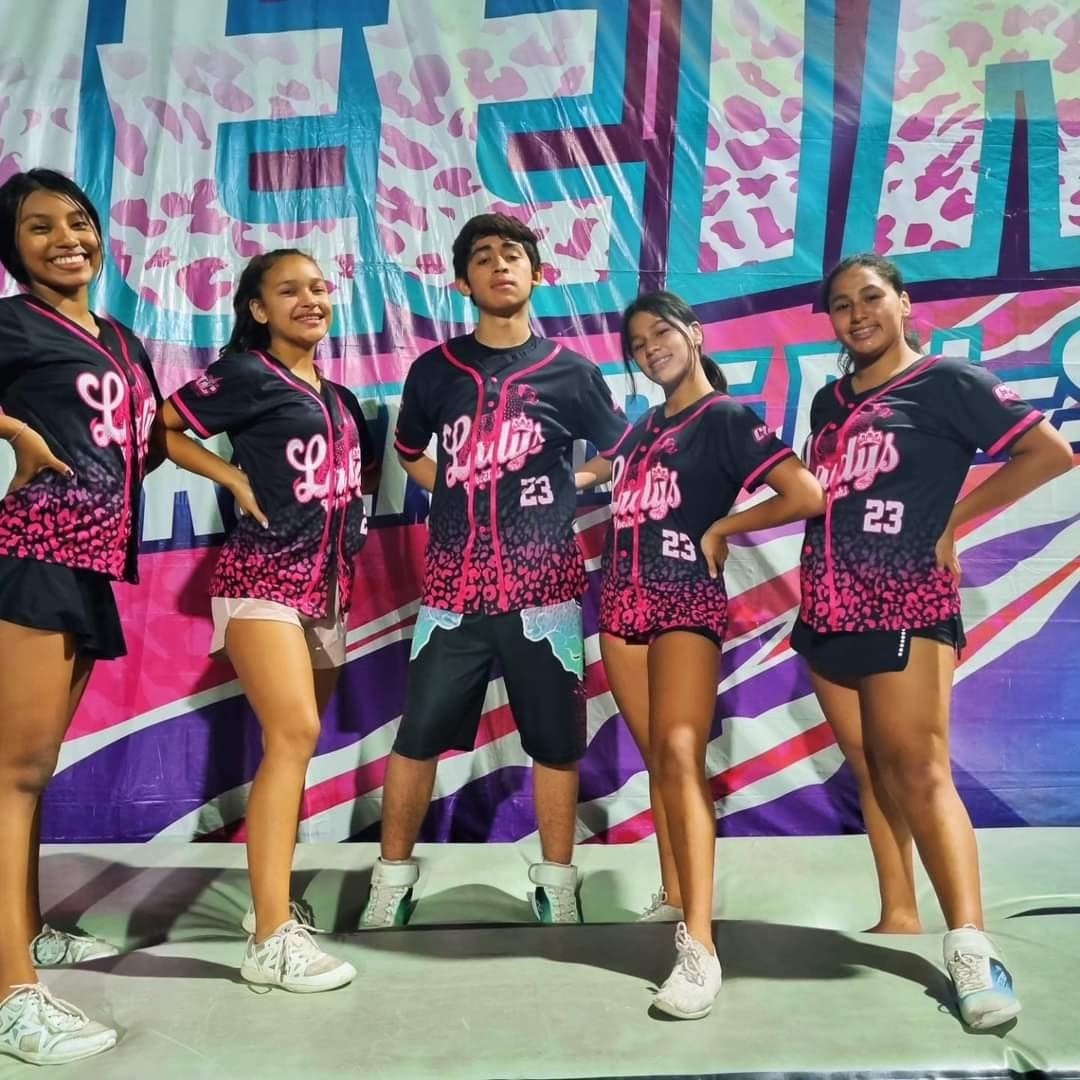 Equipo Ladies con jersey negro y fucsia