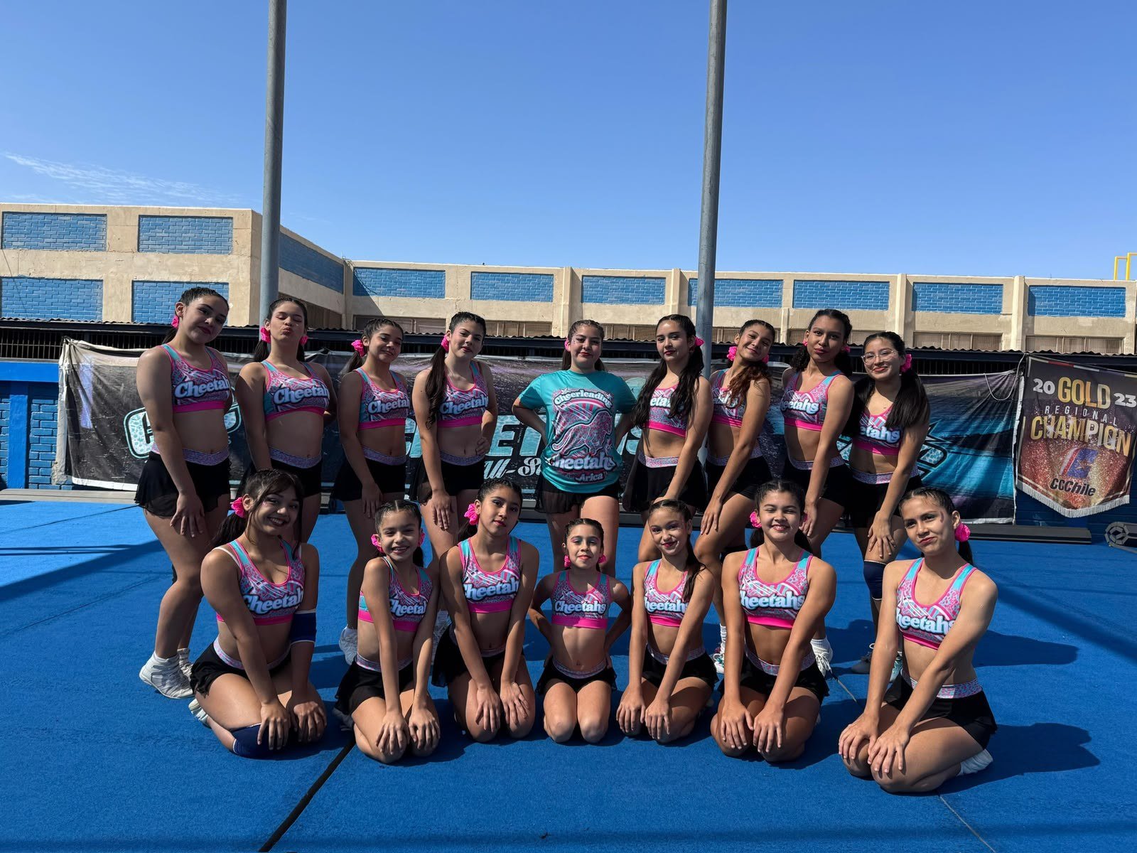 Equipo cheerleading con uniforme Cheetahs