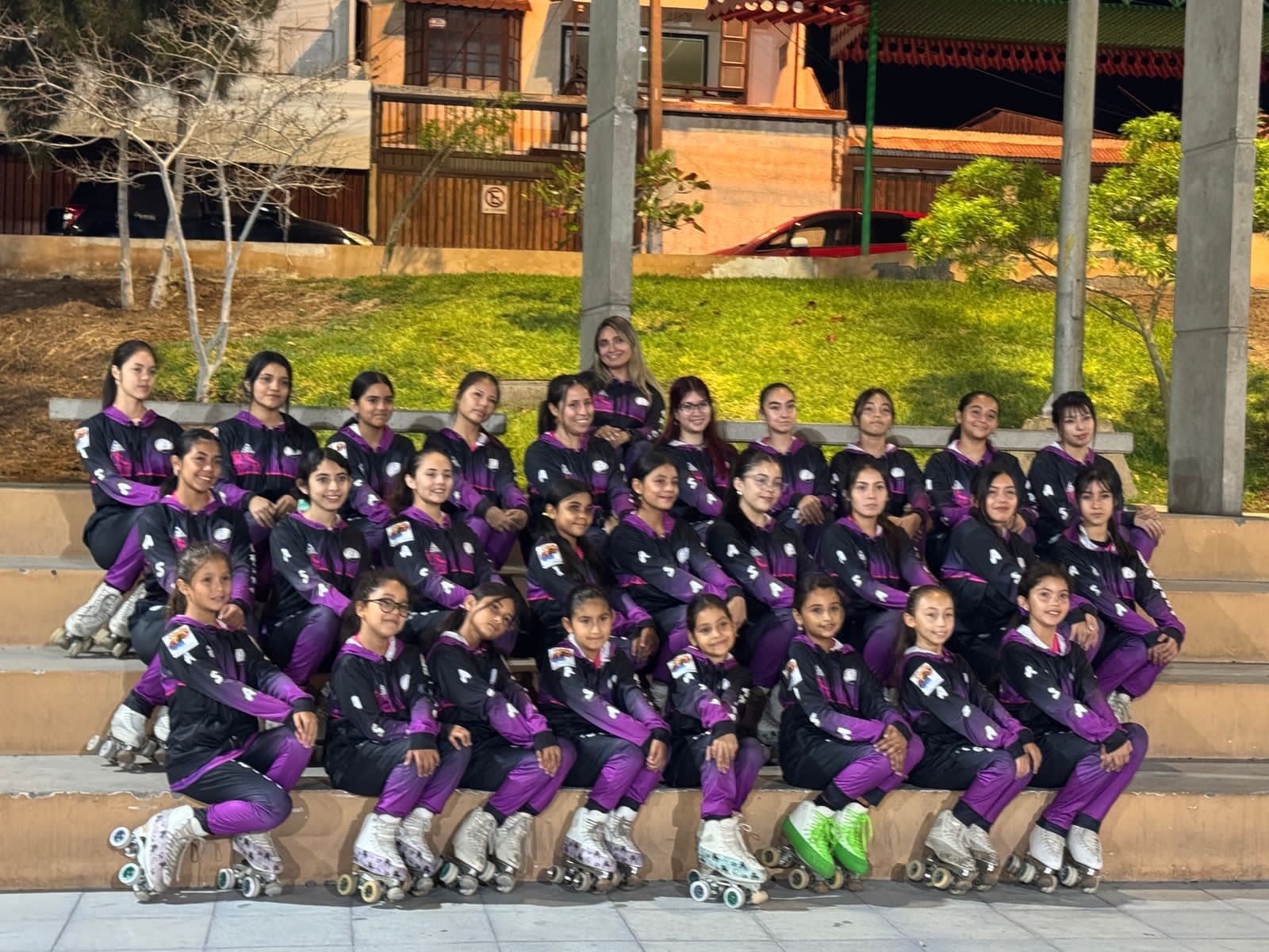 Equipo de patinaje sentado en graderías