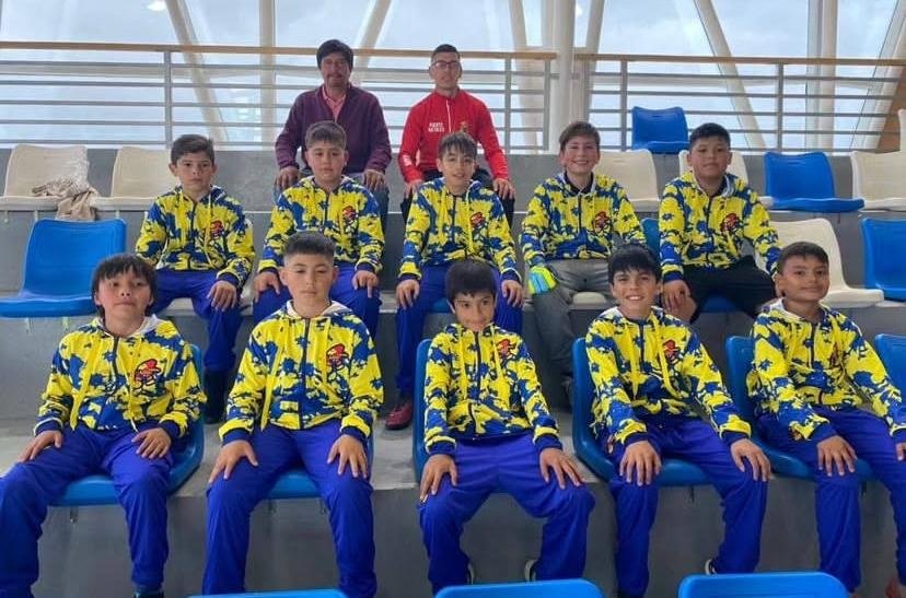 Niños con buzo deportivo amarillo y azul