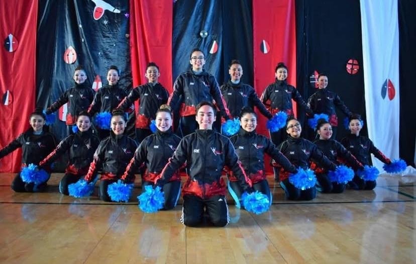 Grupo de baile con chaquetas negras y rojas
