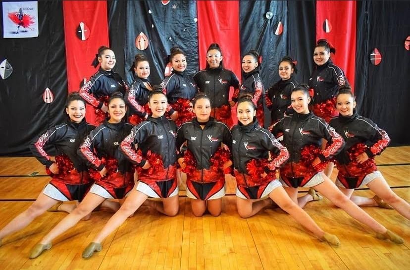 Equipo de baile con uniforme en escena