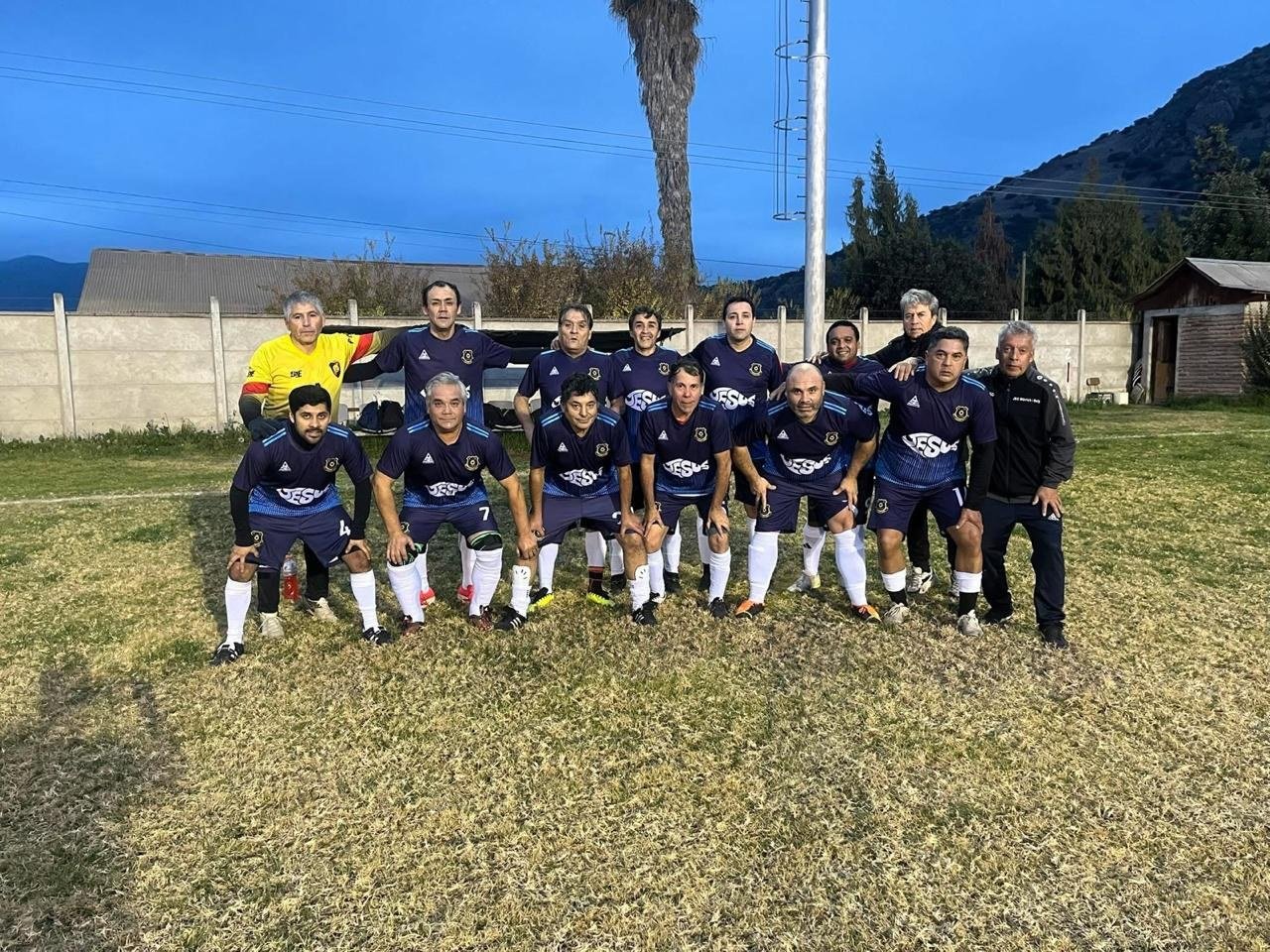 Equipo de fútbol senior con uniforme morado