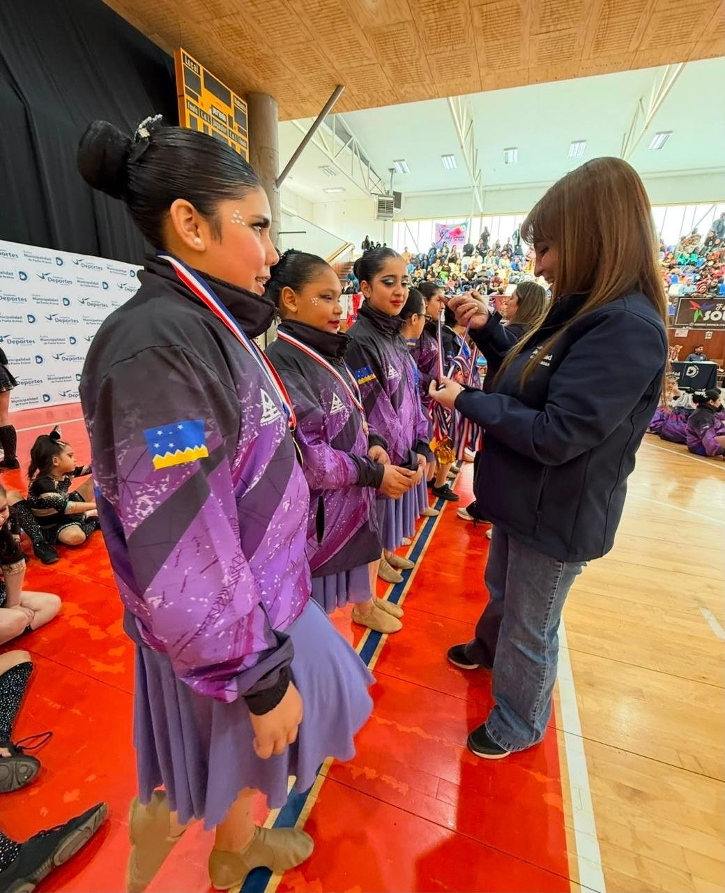Chaquetas moradas en ceremonia de premiación